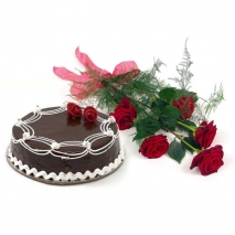 Большой шоколадный торт и букет из пяти роз